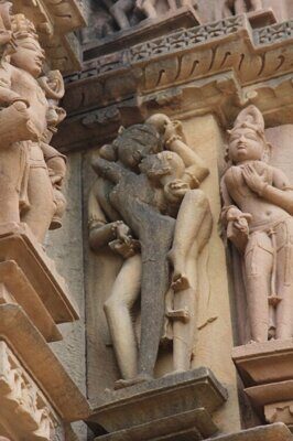 Любовная сцена на стене храма Деви Джагдамба